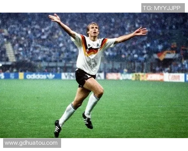 德国足球明星克林斯曼的辉煌职业生涯与对足球的深远影响