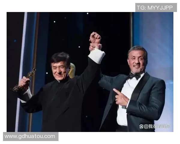 足球明星合影中的神秘人物成龙究竟是谁揭秘他的传奇故事与足球的缘分